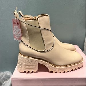 Sam & Libby (new in box with tags) size 10. Color Cream with chunky heel.